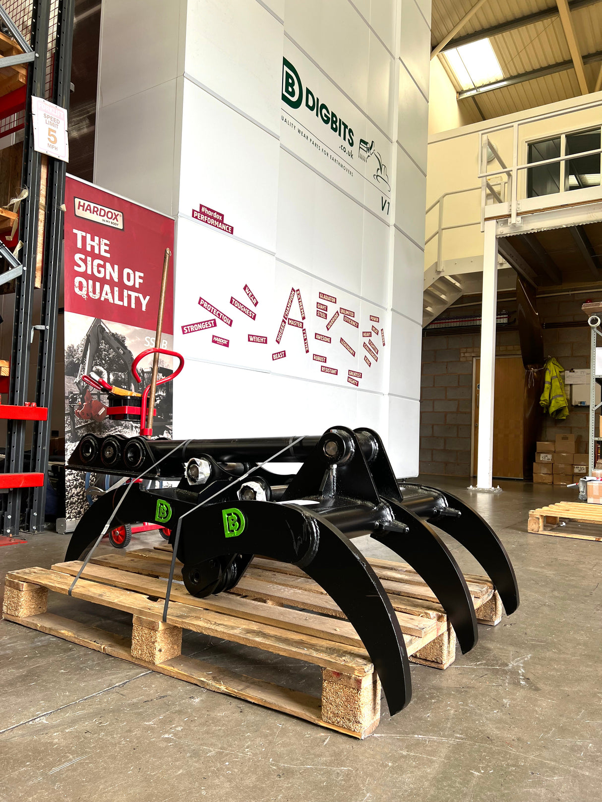 BOBCAT E85 Grapple with solid Hardox® tines for 6 to 9 tonne midi excavators