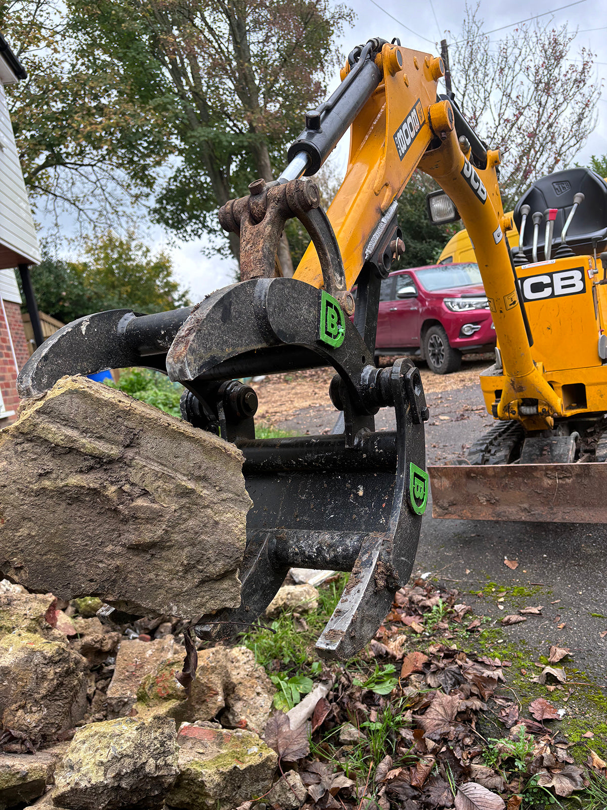 Grapple with solid Hardox® tines for 0.5 to 0.9 tonne micro diggers