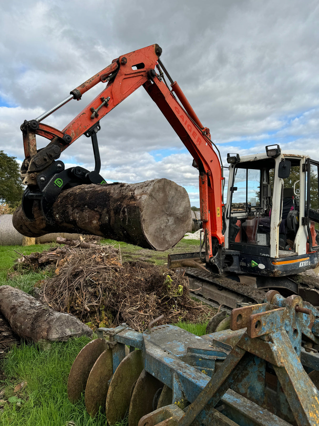 KUBOTA U35-3 Grapple with solid Hardox® tines for 3.0 to 3.9 tonne mini excavators