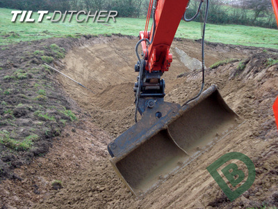 Excavator hadraulic Tilt-Ditching bucket at work.