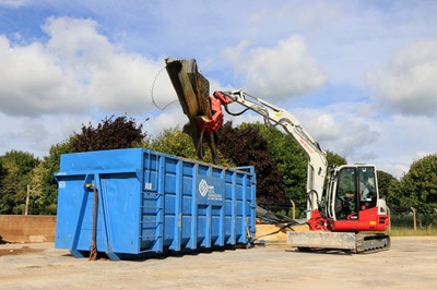 Excavator loading bulk skips with Rotary Selector Grab