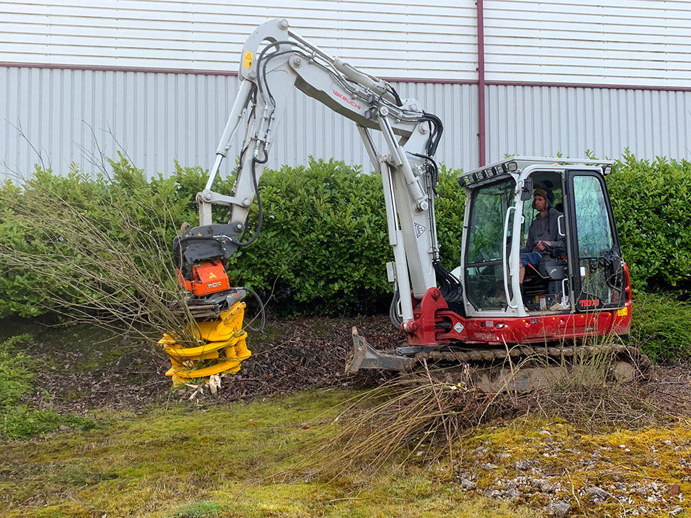 TS04 Tree Shear on 7t mini/midi excavator equipped with tilt-rotator
