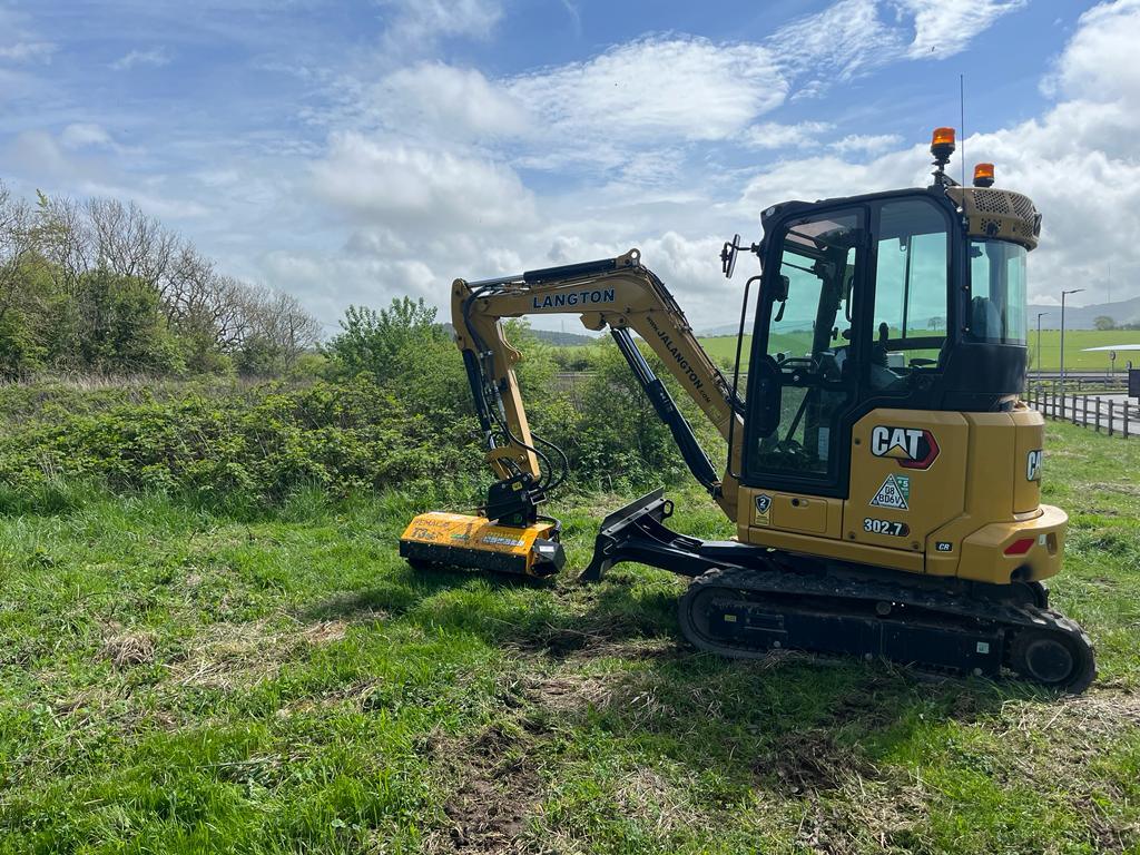 TAKEUCHI TB125 Flail 900mm mini excavators 2.0 to 5.0t - hammers as std