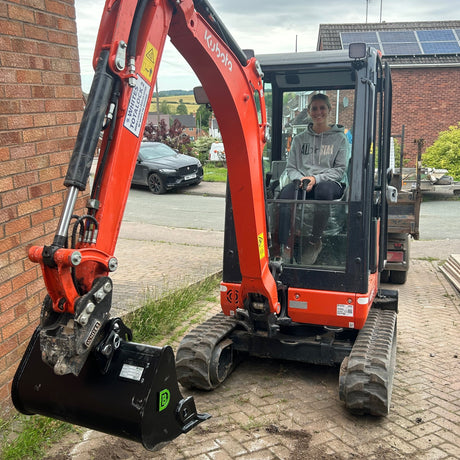 AIRMAN AX12 (650mm) 26" Digger Bucket 1 to 1.9t mini diggers made by Digbits