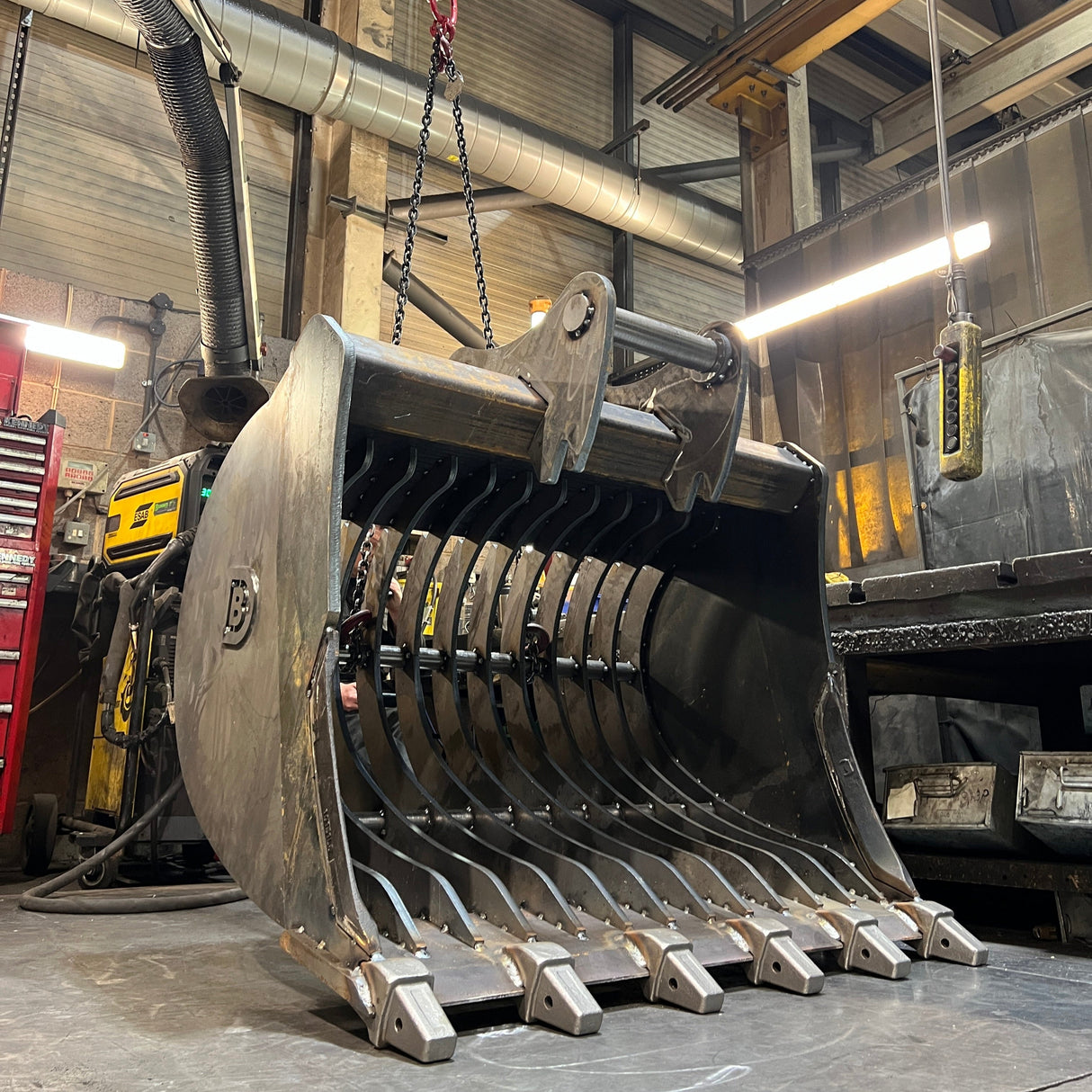 KOBELCO SK140SRLC-7 48" (1200mm) Ribbed Back Riddle Bucket, 75mm gaps, with 65mm pins for 10 to 14 tonne excavators