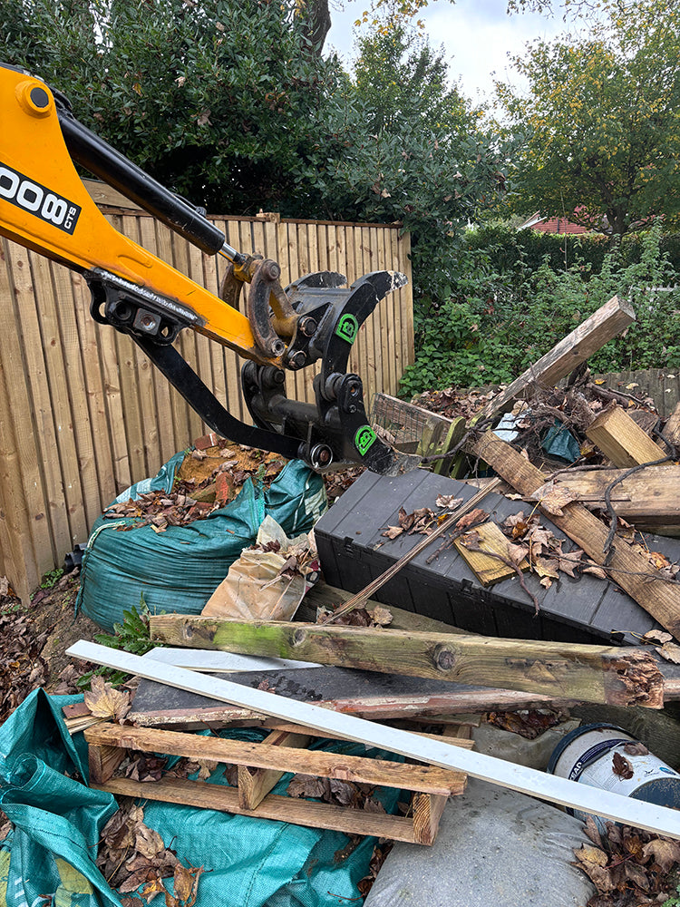 Grapple with solid Hardox® tines for 0.5 to 0.9 tonne micro diggers
